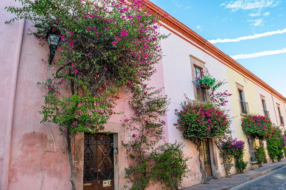 the outside of beautiful buildings in queretaro mexico