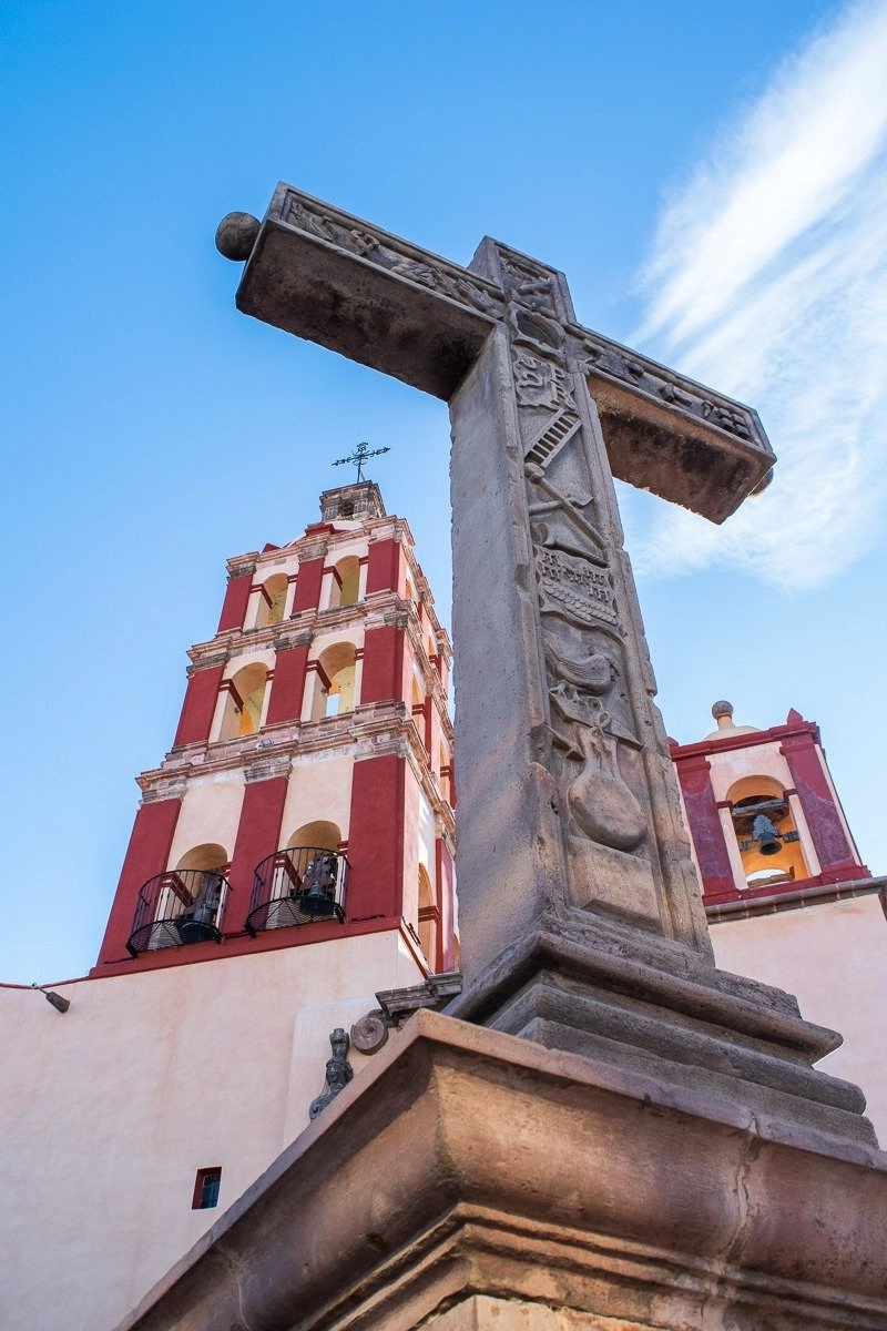 the outside of a church in queretaro
