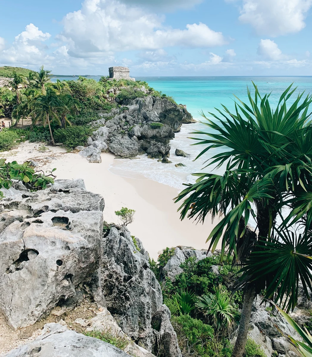 archeological site in Tulum with caribbean sea in the background.